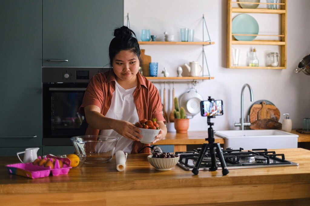 Video marketing per ristoranti - Immagine di una donna che crea un canale Youtube incentrato sulla cucina