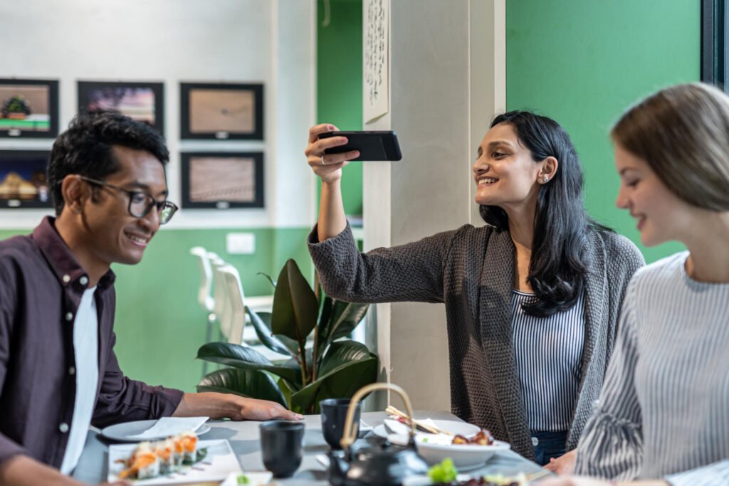 Strategie frizzanti: Padroneggiare la pubblicità dei ristoranti 6 Ecco come pubblicizzare un ristorante e attirare più clienti! - Collabora con dei food blogger