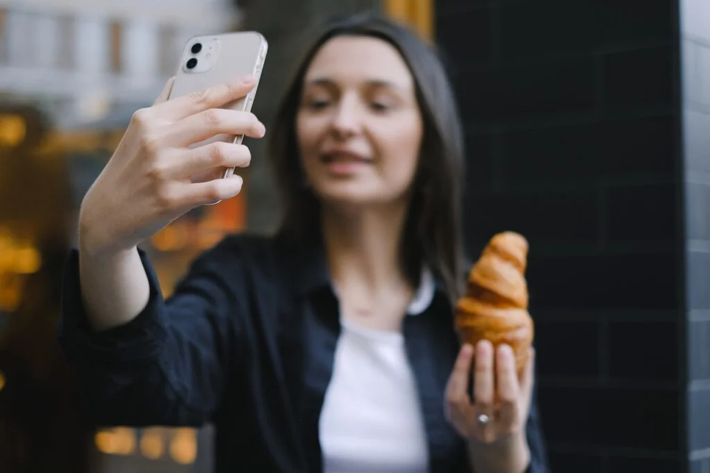 Come fare pubblicità per ristoranti - Collabora con influencer e food blogger locali
