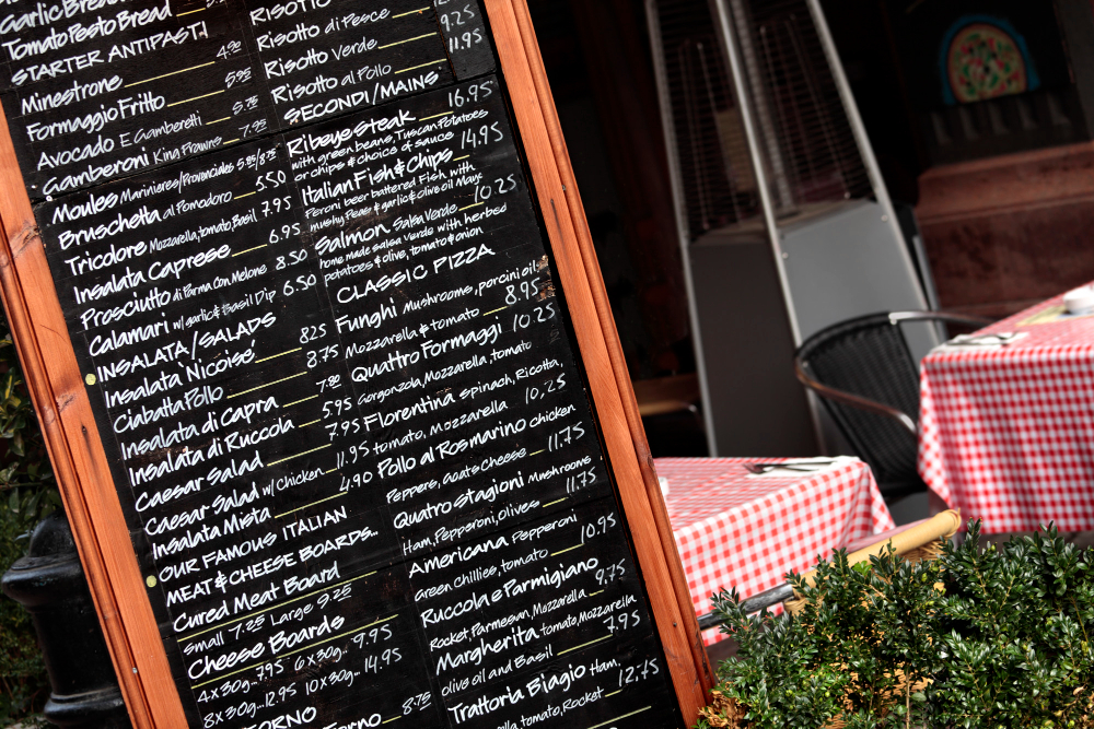 Strategie frizzanti: Padroneggiare la pubblicità dei ristoranti 3 Ecco come pubblicizzare un ristorante e attirare più clienti! - Appendi in vetrina il menu del tuo ristorante