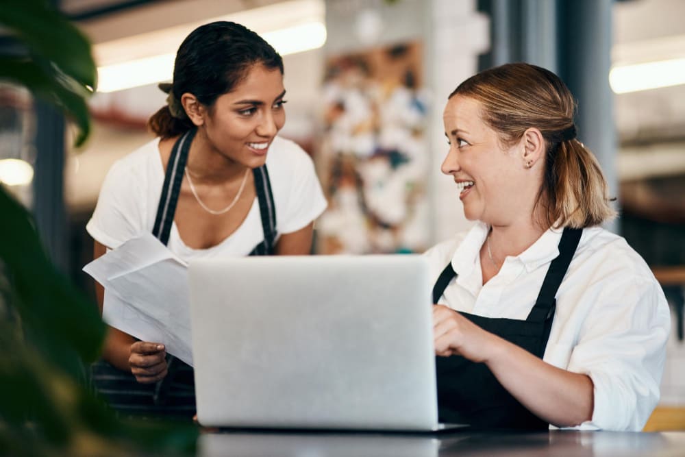 Due lavoratori che imparano a gestire la reputazione di un ristorante