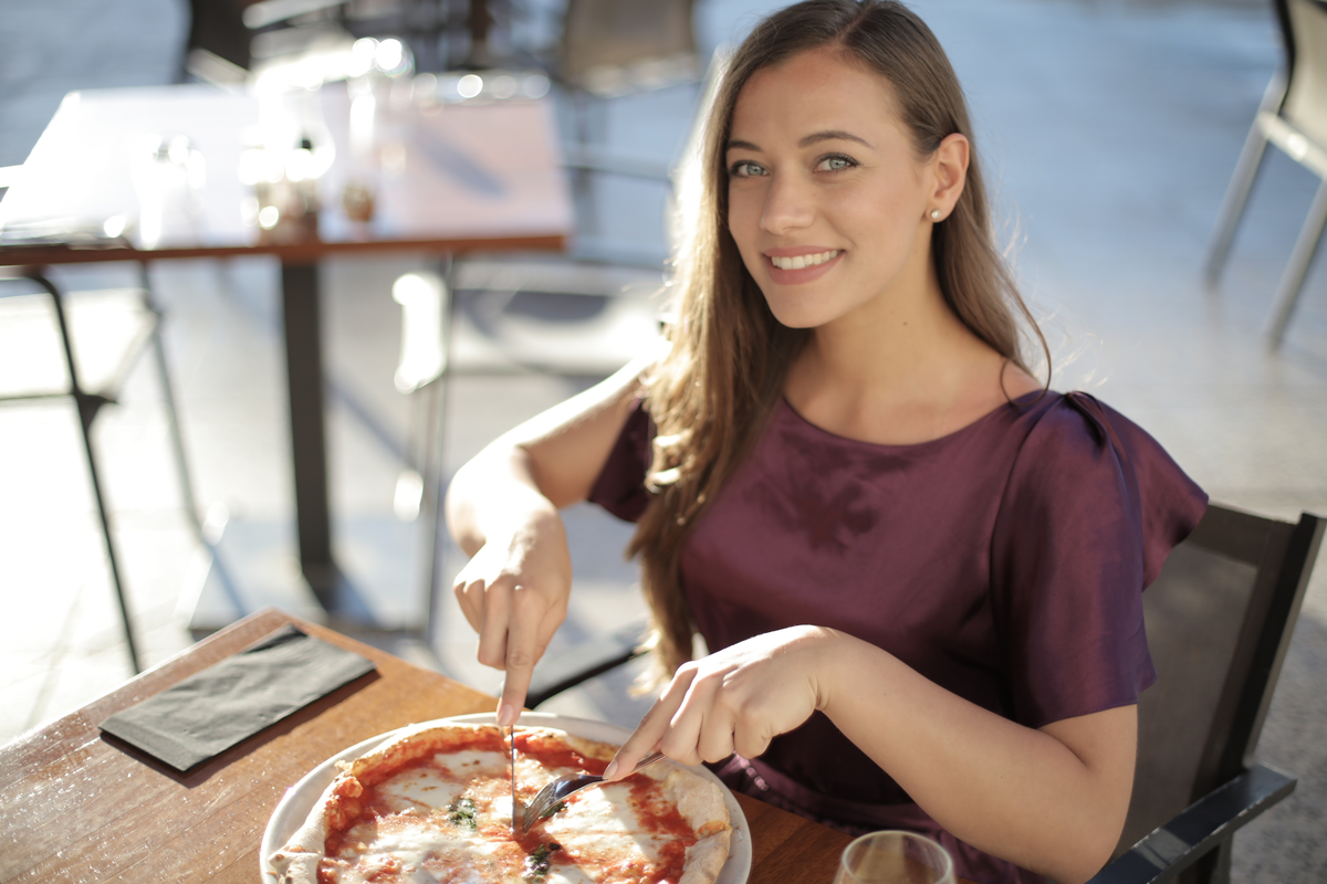 Invita gli influencer locali a visitare la tua pizzeria e a pubblicare un post su di essa